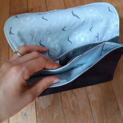 Pochette grise à 3 compartiments en tissus upcyclé, entièrement doublée