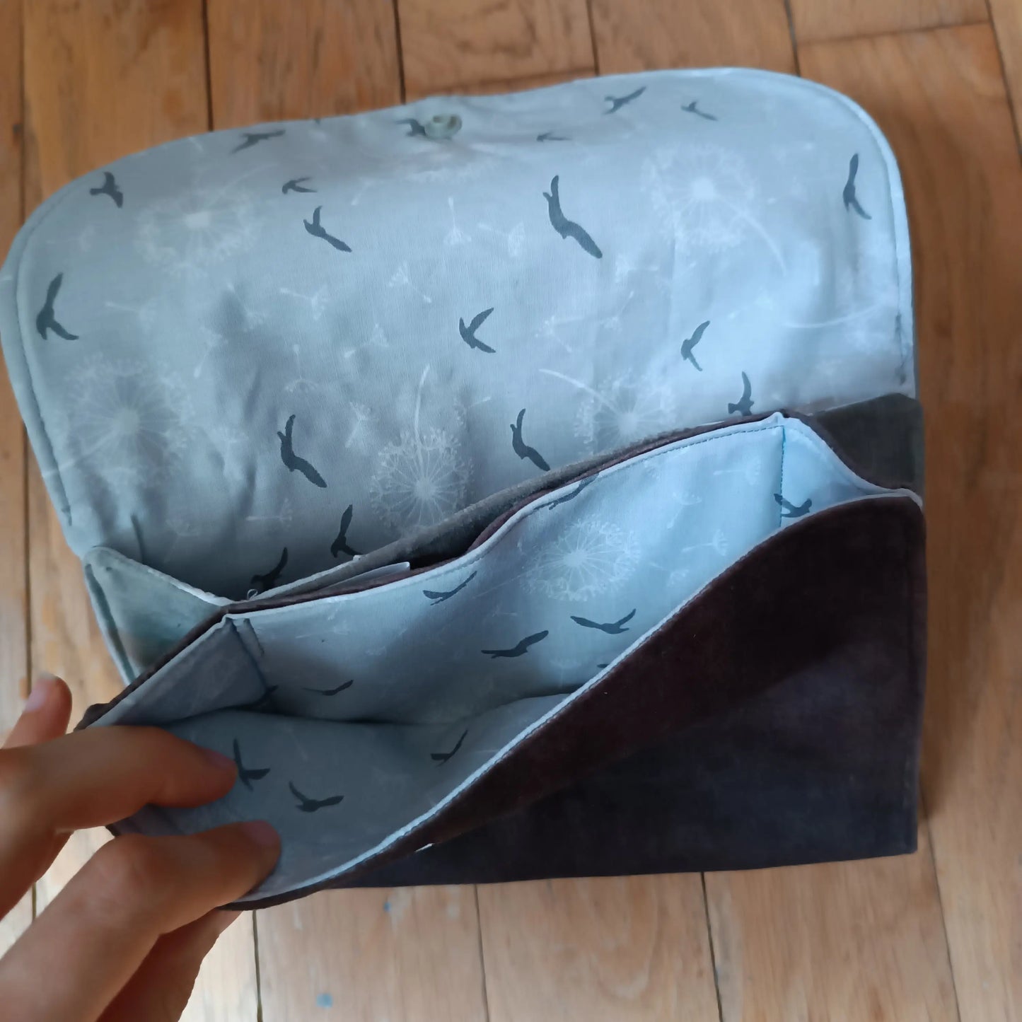 Pochette grise à 3 compartiments en tissus upcyclé, entièrement doublée