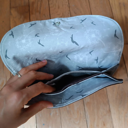 Pochette grise à 3 compartiments en tissus upcyclé, entièrement doublée