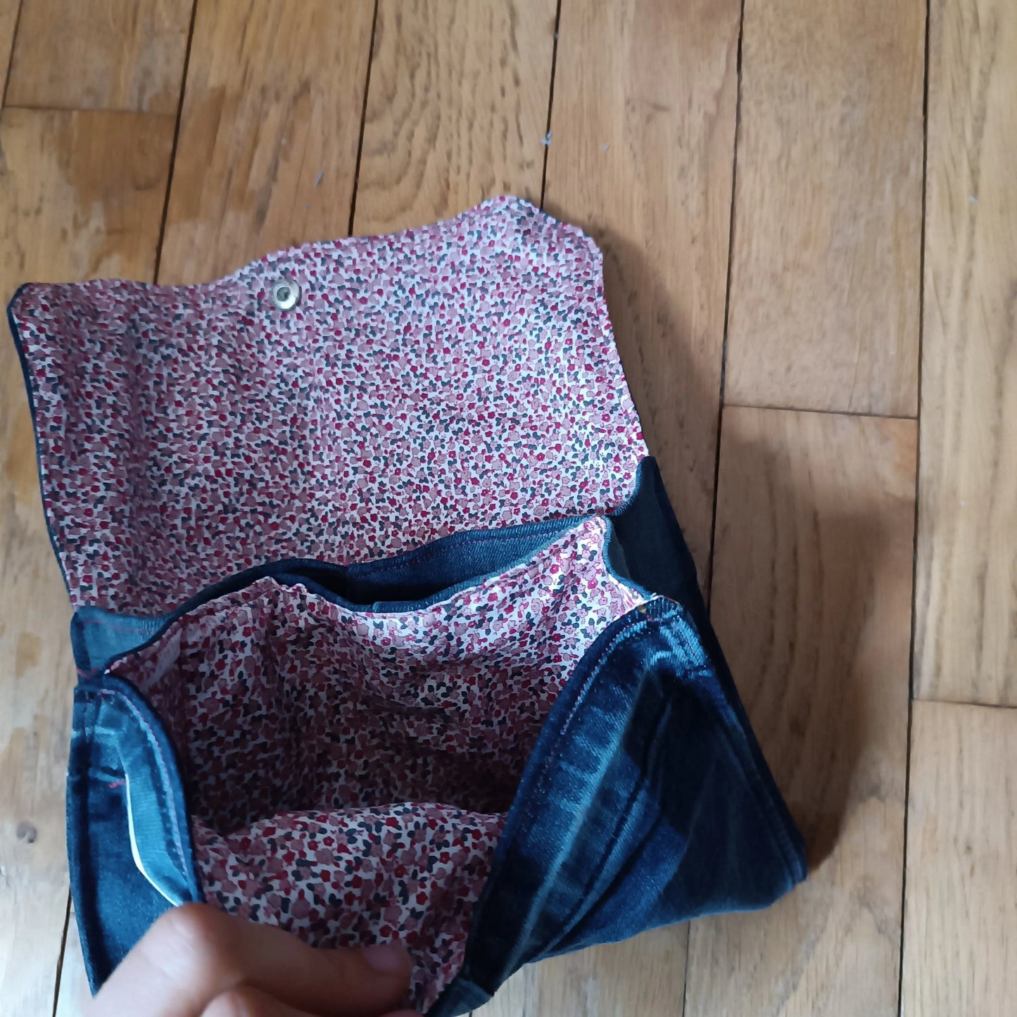 Pochette en jeans à 3 compartiments en tissus upcyclé, entièrement doublée tissus fleuri bordeaux