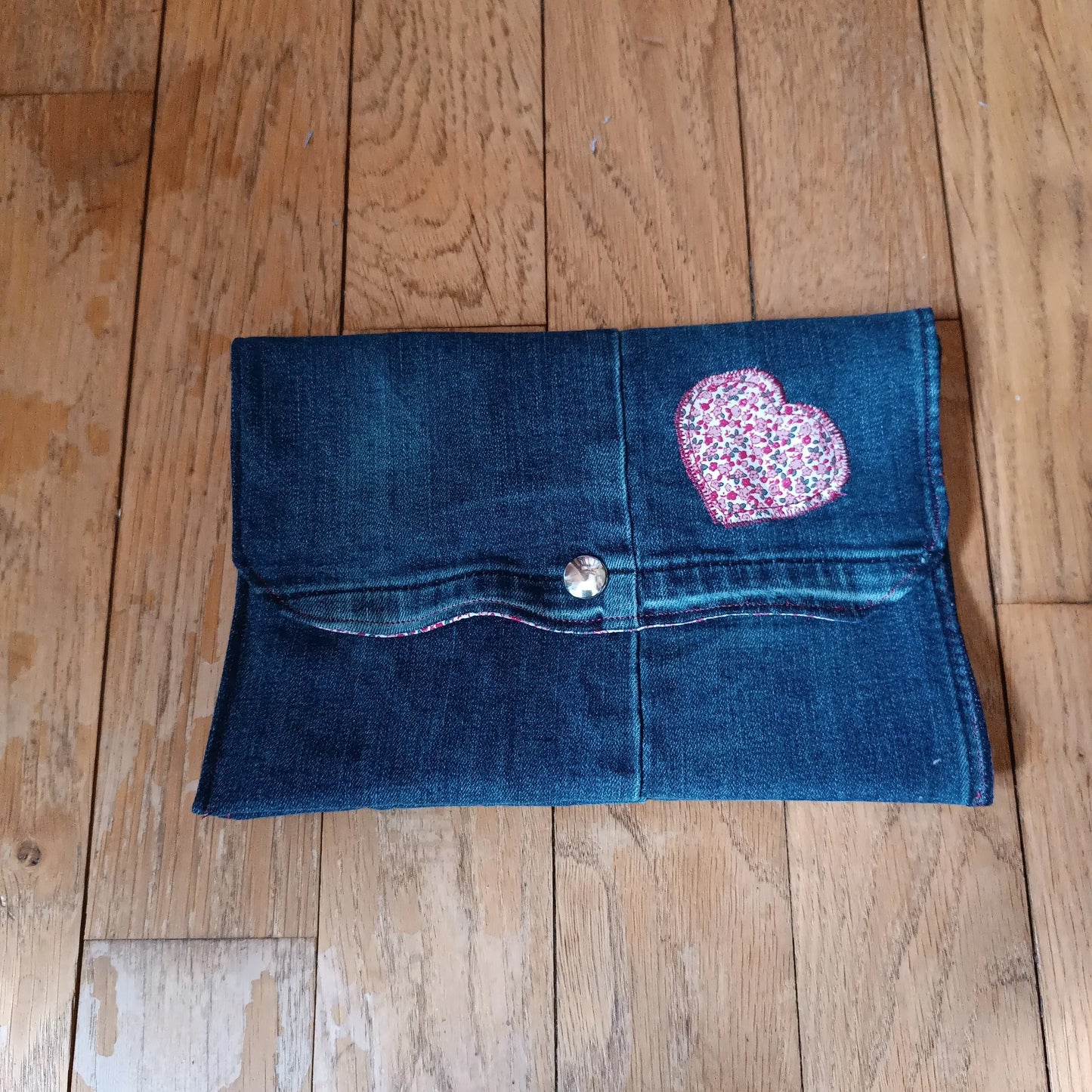 Pochette en jeans à 3 compartiments en tissus upcyclé, entièrement doublée tissus fleuri bordeaux