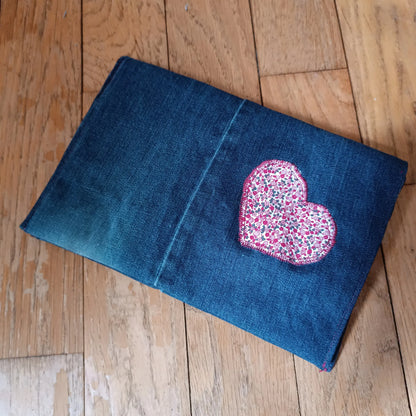 Pochette en jeans à 3 compartiments en tissus upcyclé, entièrement doublée tissus fleuri bordeaux