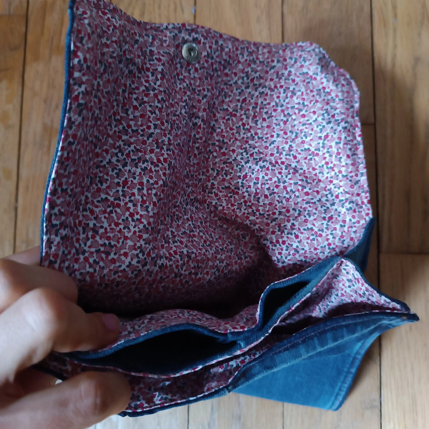 Pochette en jeans à 3 compartiments en tissus upcyclé, entièrement doublée tissus fleuri bordeaux