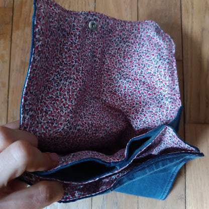 Pochette en jeans à 3 compartiments en tissus upcyclé, entièrement doublée tissus fleuri bordeaux