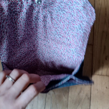 Pochette en jeans à 3 compartiments en tissus upcyclé, entièrement doublée tissus fleuri bordeaux