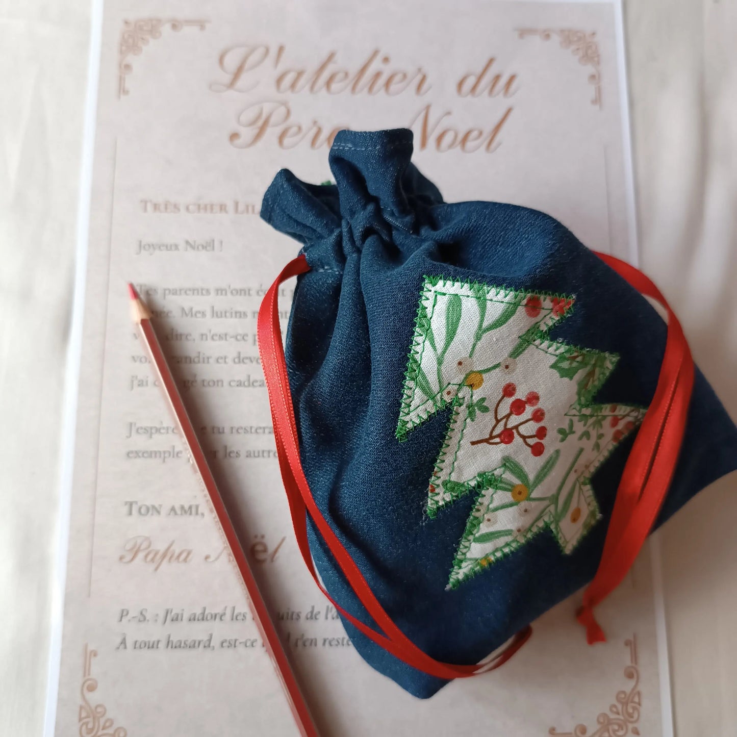 Pochon ou pochette cadeau de Noël en jeans brut upcyclé et coton blanc avec un appliqué en forme de sapin