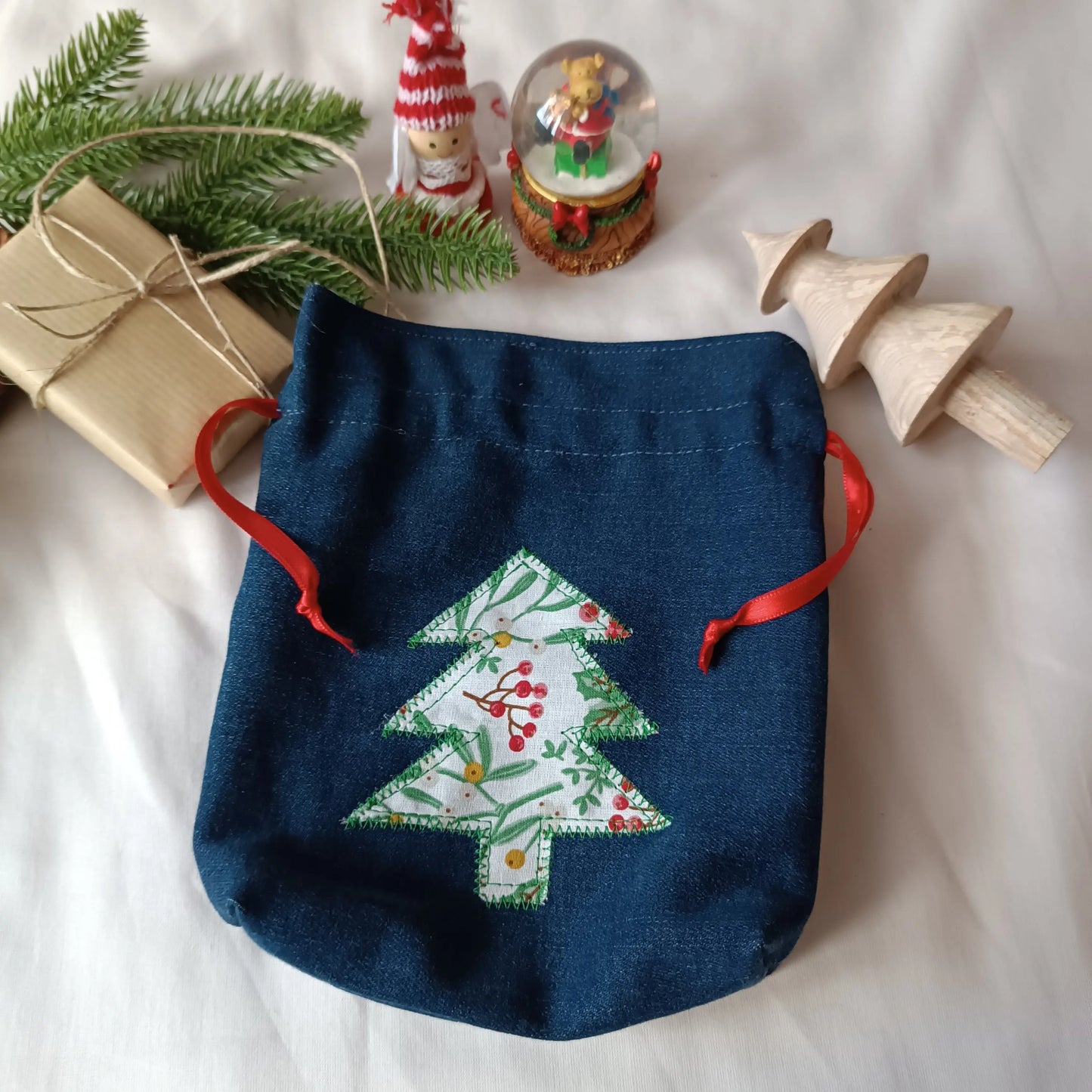 Pochon ou pochette cadeau de Noël en jeans brut upcyclé et coton blanc avec un appliqué en forme de sapin