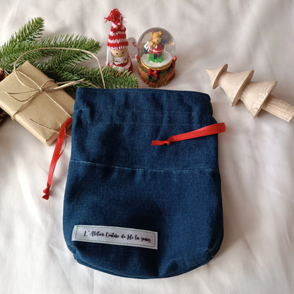 Pochon ou pochette cadeau de Noël en jeans brut upcyclé et coton blanc avec un appliqué en forme de sapin