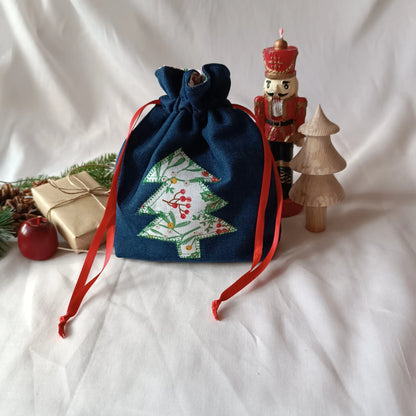 Pochon ou pochette cadeau de Noël en jeans brut upcyclé et coton blanc avec un appliqué en forme de sapin