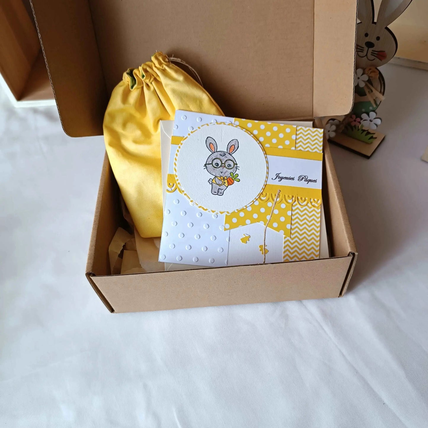 Petit coffret cadeau- Pâques : une carte jaune et un pochon jaune