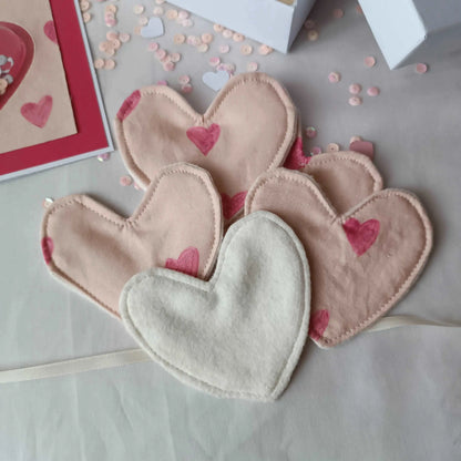 Coffret cadeau saint valentin / coffret artisanale saint valentin / carte de saint valentin / lingettes démaquillantes en forme de cœurs / lingettes lavables démaquillantes / mini coffret cadeau / cadeau saint valentin artisanale / idée cadeau saint valentin / carte de saint valentin à secouer