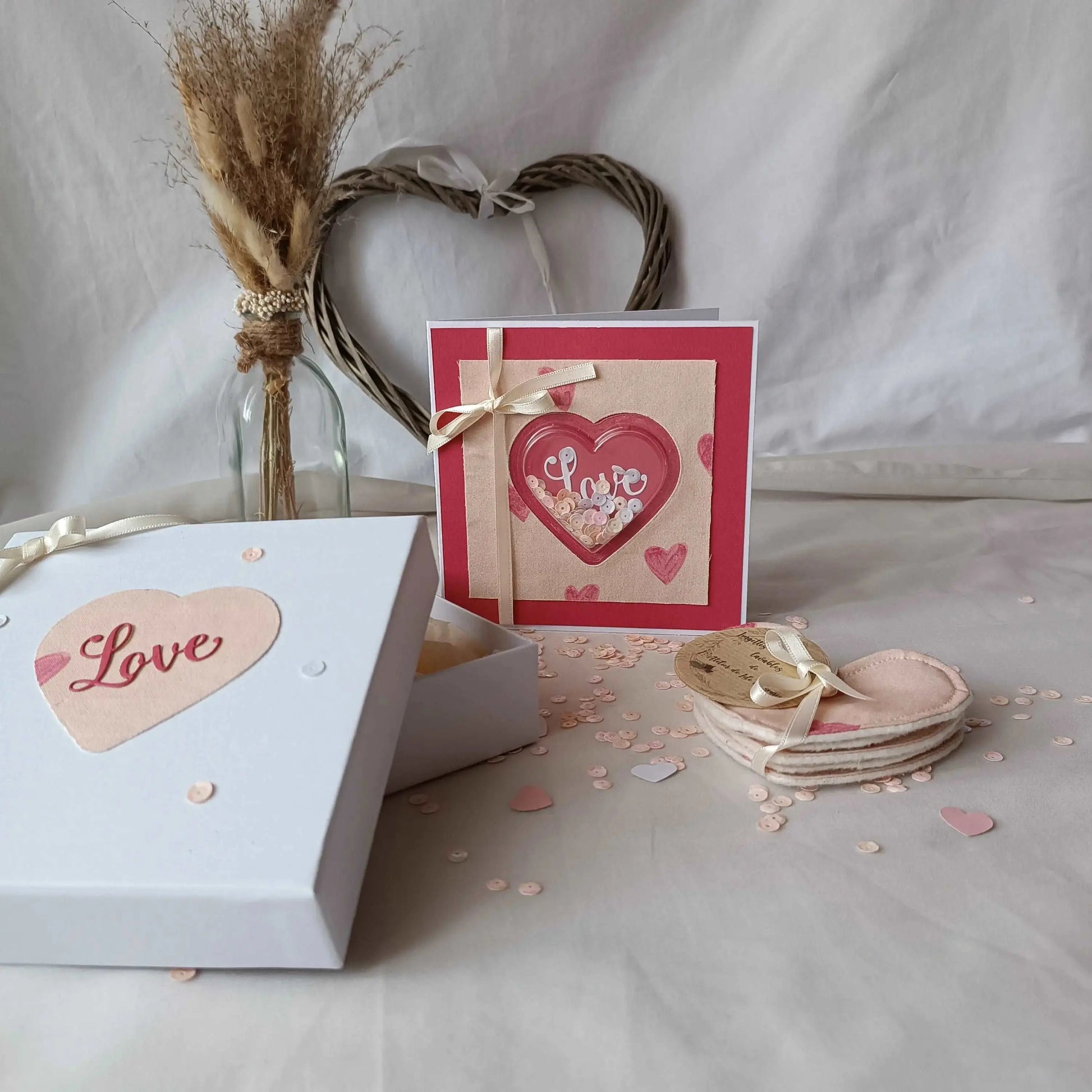 Coffret cadeau saint valentin / coffret artisanale saint valentin / carte de saint valentin / lingettes démaquillantes en forme de cœurs / lingettes lavables démaquillantes / mini coffret cadeau / cadeau saint valentin artisanale / idée cadeau saint valentin / carte de saint valentin à secouer