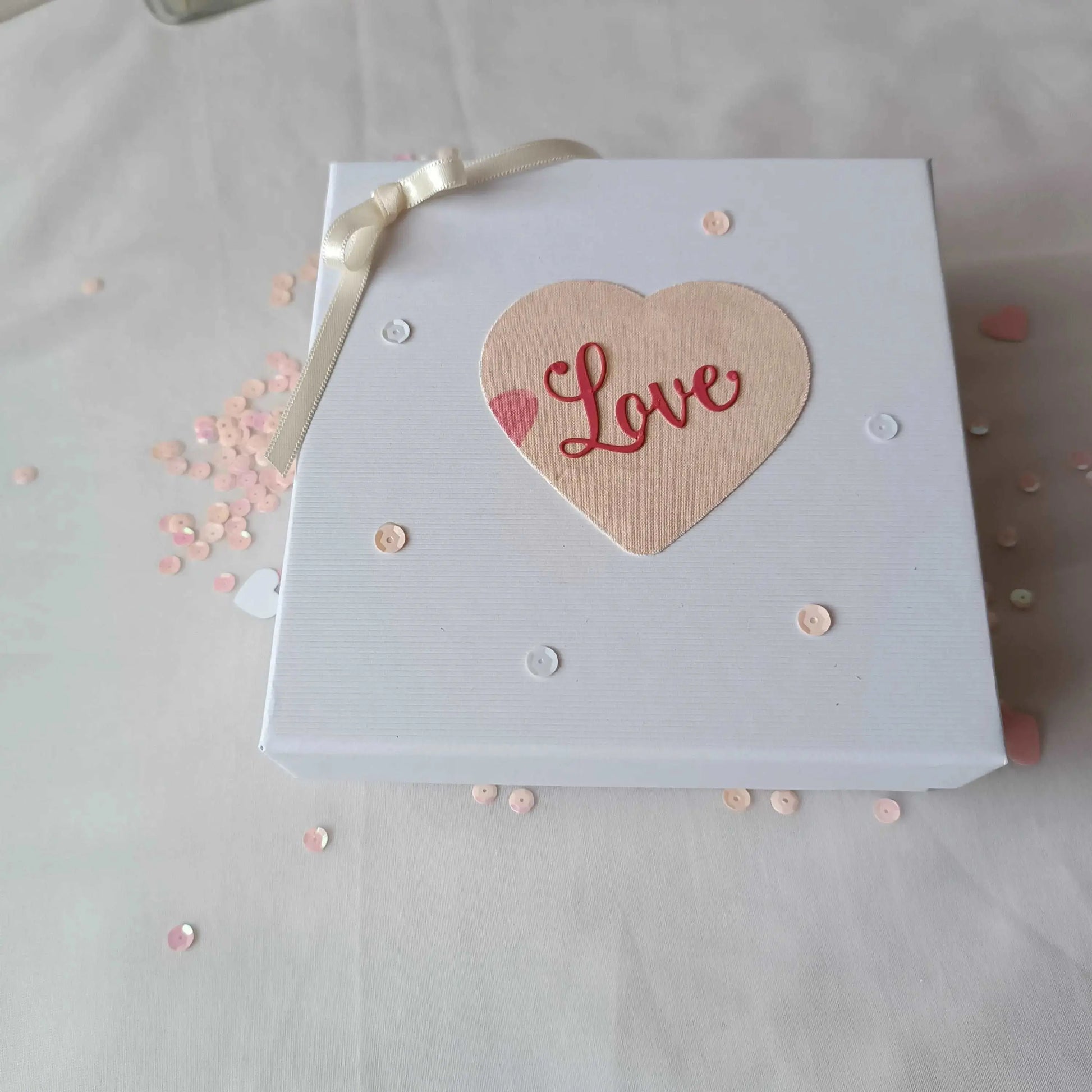 Coffret cadeau saint valentin / coffret artisanale saint valentin / carte de saint valentin / lingettes démaquillantes en forme de cœurs / lingettes lavables démaquillantes / mini coffret cadeau / cadeau saint valentin artisanale / idée cadeau saint valentin / carte de saint valentin à secouer