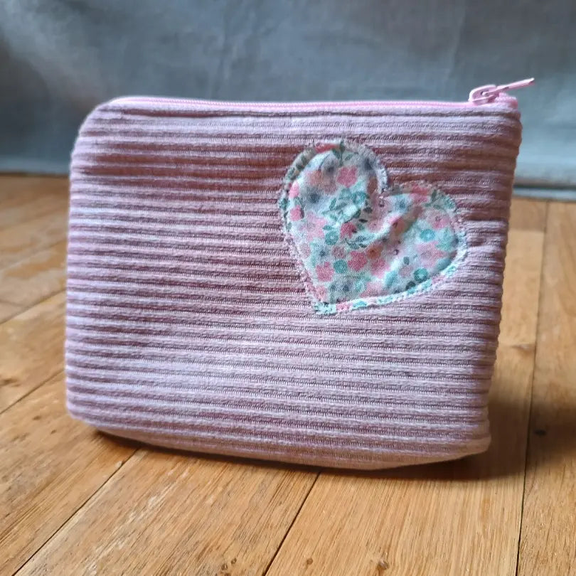 Trousse pochette et son imprimé fleuri, entièrement doublée