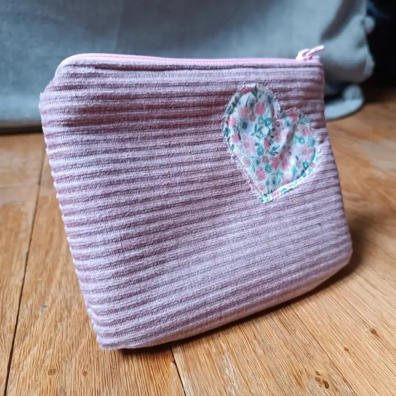 Trousse pochette et son imprimé fleuri, entièrement doublée