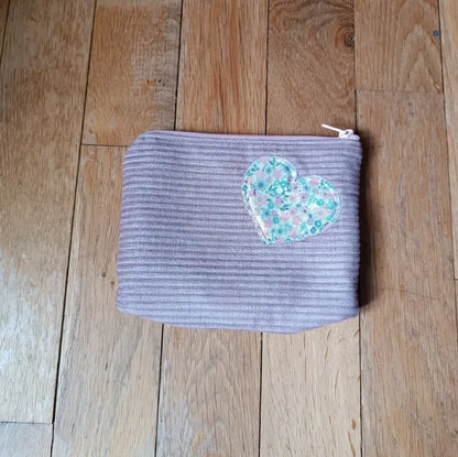 Trousse pochette et son imprimé fleuri, entièrement doublée