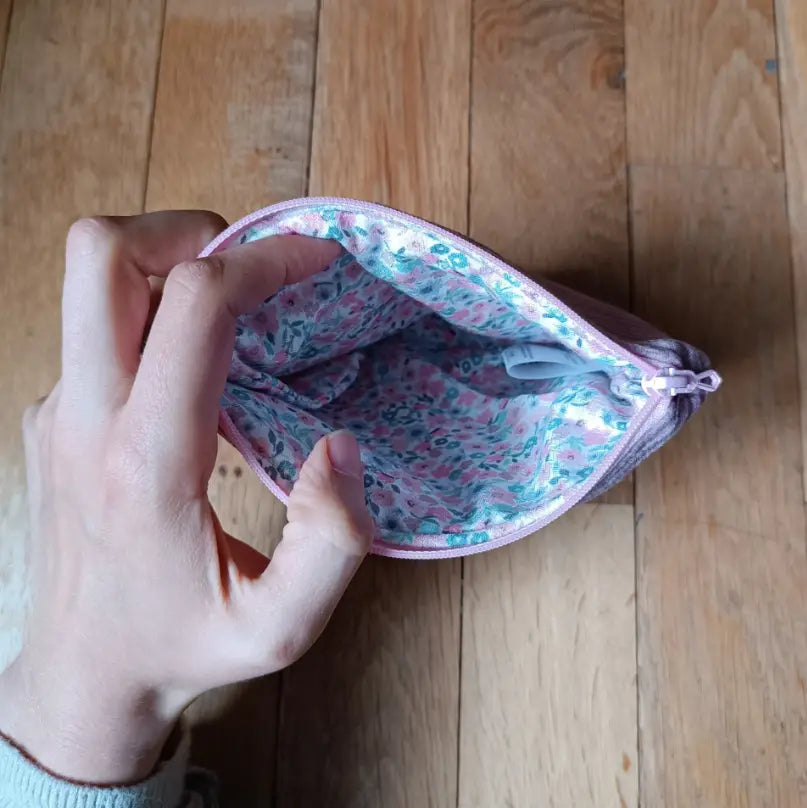 Trousse pochette et son imprimé fleuri, entièrement doublée