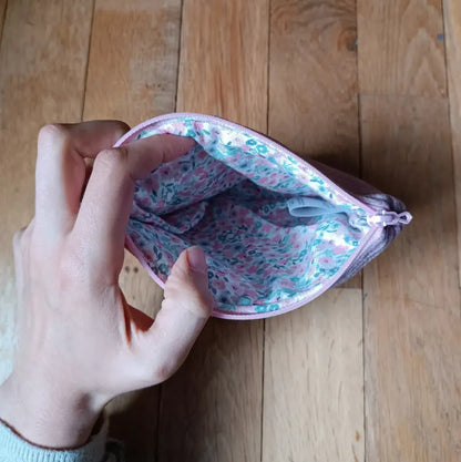 Trousse pochette et son imprimé fleuri, entièrement doublée