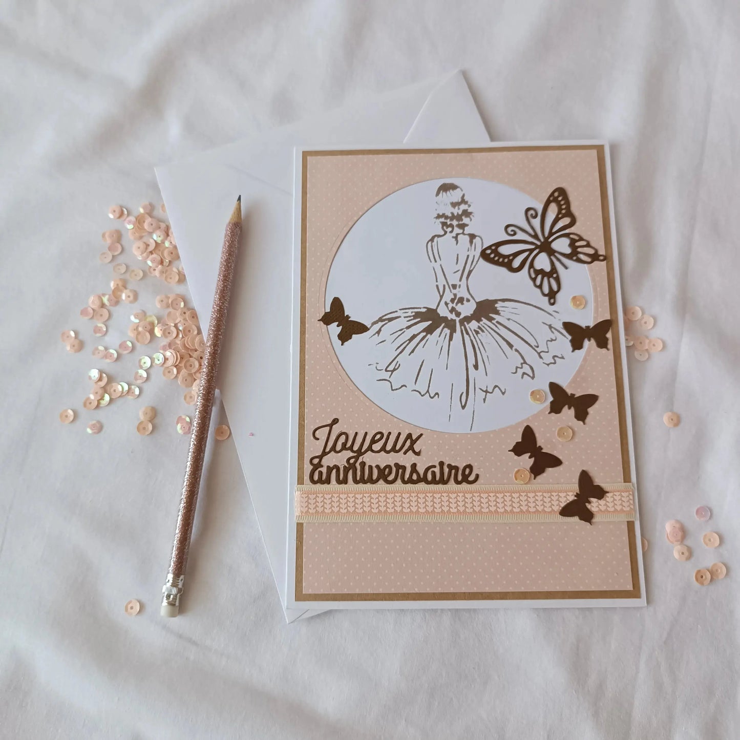 Carte anniversaire personnalisable danseuse grand format de l'Atelier de Lili la souris, jolie carte d'anniversaire, carte de vœux, carte anniversaire fait main, jolie carte anniversaire, joli carte anniversaire avec prénom, cadeau anniversaire personnalisé, carte anniversaire femme, carte anniversaire personnalisé, carte anniversaire personnalisée danseuse, carte anniversaire pour danseuse, idée cadeau anniversaire, idée cadeau danseuse, carte  joyeux anniversaire