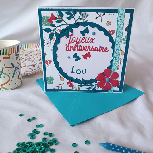 Carte anniversaire femme personnalisable rouge et verte émeraude de L'Atelier de Lili la souris, carte de vœux, jolie carte anniversaire fait main, jolie carte anniversaire, joli carte anniversaire avec prénom, cadeau anniversaire personnalisé bleu et orangé, carte anniversaire femme, carte anniversaire personnalisée, carte anniversaire personnalisée, carte anniversaire pour maman, idée cadeau anniversaire