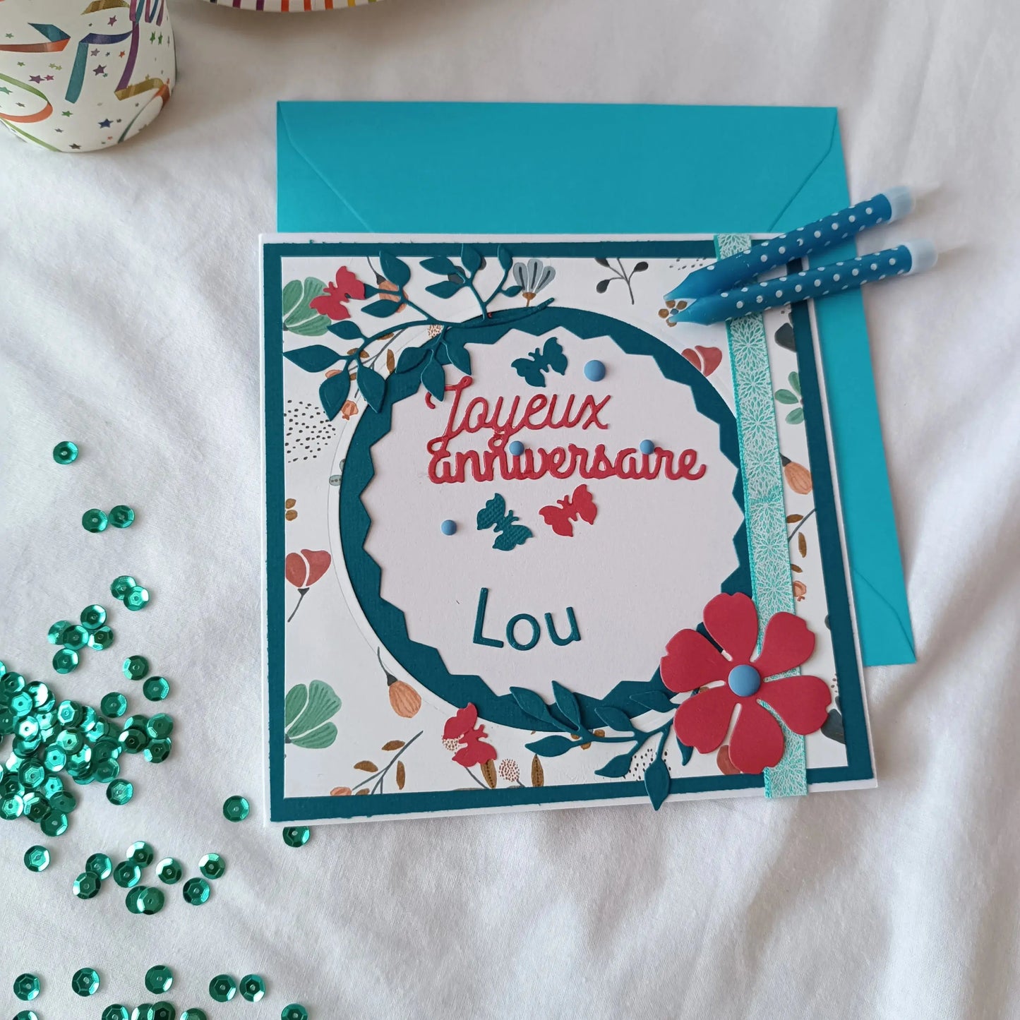 Carte anniversaire femme personnalisable rouge et verte émeraude de L'Atelier de Lili la souris, carte de vœux, jolie carte anniversaire fait main, jolie carte anniversaire, joli carte anniversaire avec prénom, cadeau anniversaire personnalisé bleu et orangé, carte anniversaire femme, carte anniversaire personnalisée, carte anniversaire personnalisée, carte anniversaire pour maman, idée cadeau anniversaire