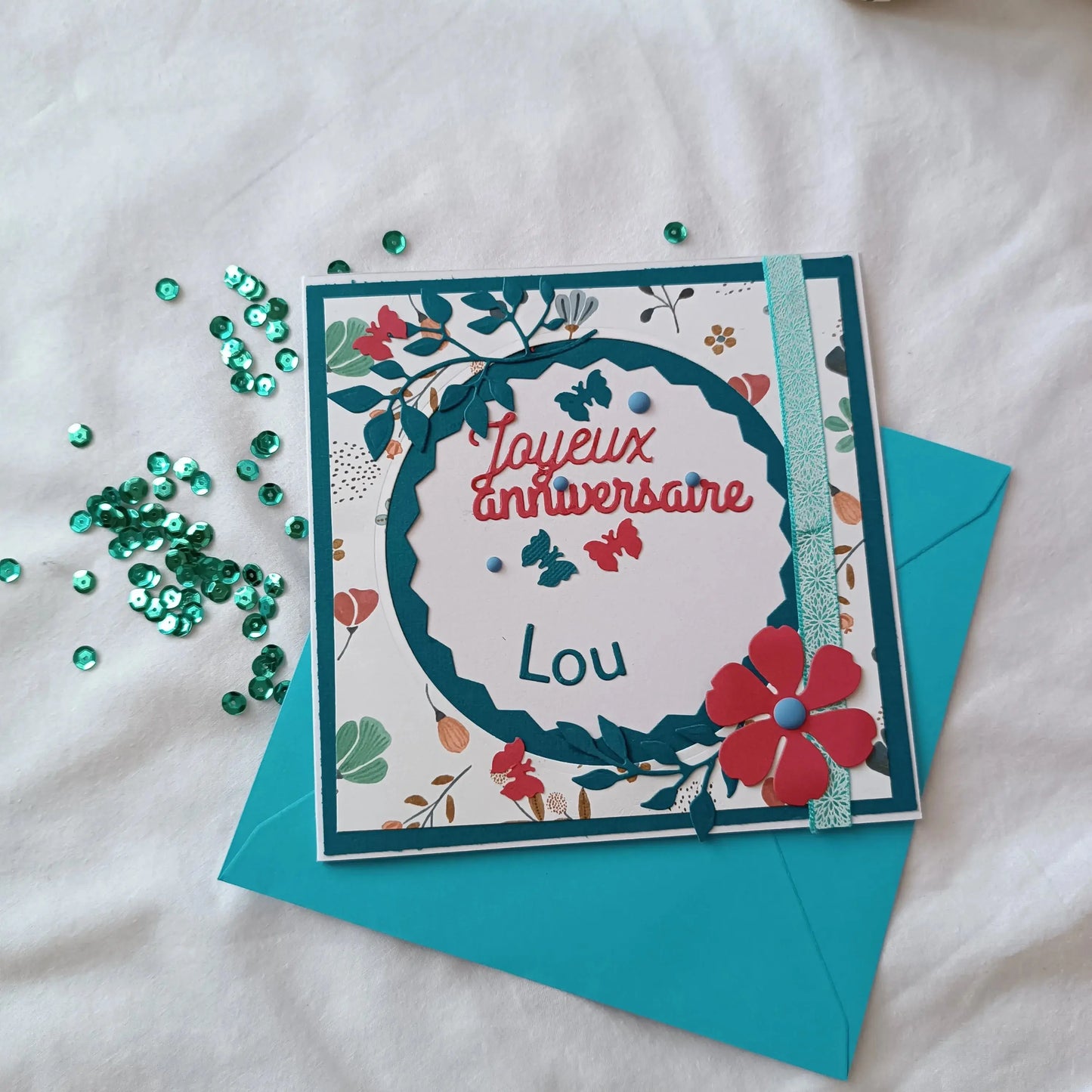 Carte anniversaire femme personnalisable rouge et verte émeraude de L'Atelier de Lili la souris, carte de vœux, jolie carte anniversaire fait main, jolie carte anniversaire, joli carte anniversaire avec prénom, cadeau anniversaire personnalisé bleu et orangé, carte anniversaire femme, carte anniversaire personnalisée, carte anniversaire personnalisée, carte anniversaire pour maman, idée cadeau anniversaire