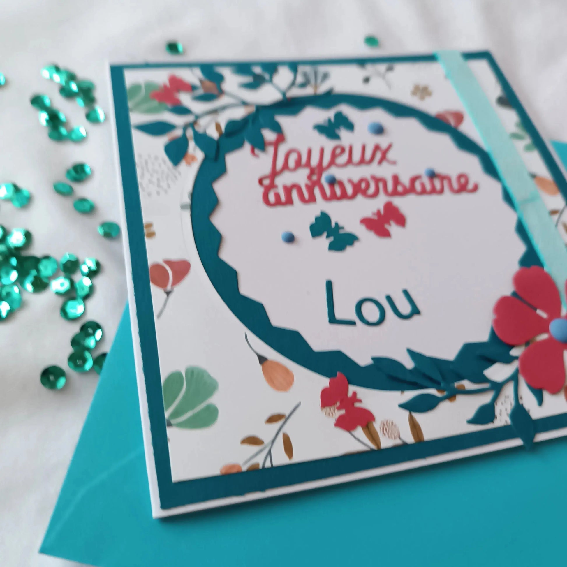 Carte anniversaire femme personnalisable rouge et verte émeraude de L'Atelier de Lili la souris, carte de vœux, jolie carte anniversaire fait main, jolie carte anniversaire, joli carte anniversaire avec prénom, cadeau anniversaire personnalisé bleu et orangé, carte anniversaire femme, carte anniversaire personnalisée, carte anniversaire personnalisée, carte anniversaire pour maman, idée cadeau anniversaire