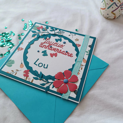 Carte anniversaire femme personnalisable rouge et verte émeraude de L'Atelier de Lili la souris, carte de vœux, jolie carte anniversaire fait main, jolie carte anniversaire, joli carte anniversaire avec prénom, cadeau anniversaire personnalisé bleu et orangé, carte anniversaire femme, carte anniversaire personnalisée, carte anniversaire personnalisée, carte anniversaire pour maman, idée cadeau anniversaire