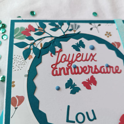 Carte anniversaire femme personnalisable rouge et verte émeraude de L'Atelier de Lili la souris, carte de vœux, jolie carte anniversaire fait main, jolie carte anniversaire, joli carte anniversaire avec prénom, cadeau anniversaire personnalisé bleu et orangé, carte anniversaire femme, carte anniversaire personnalisée, carte anniversaire personnalisée, carte anniversaire pour maman, idée cadeau anniversaire