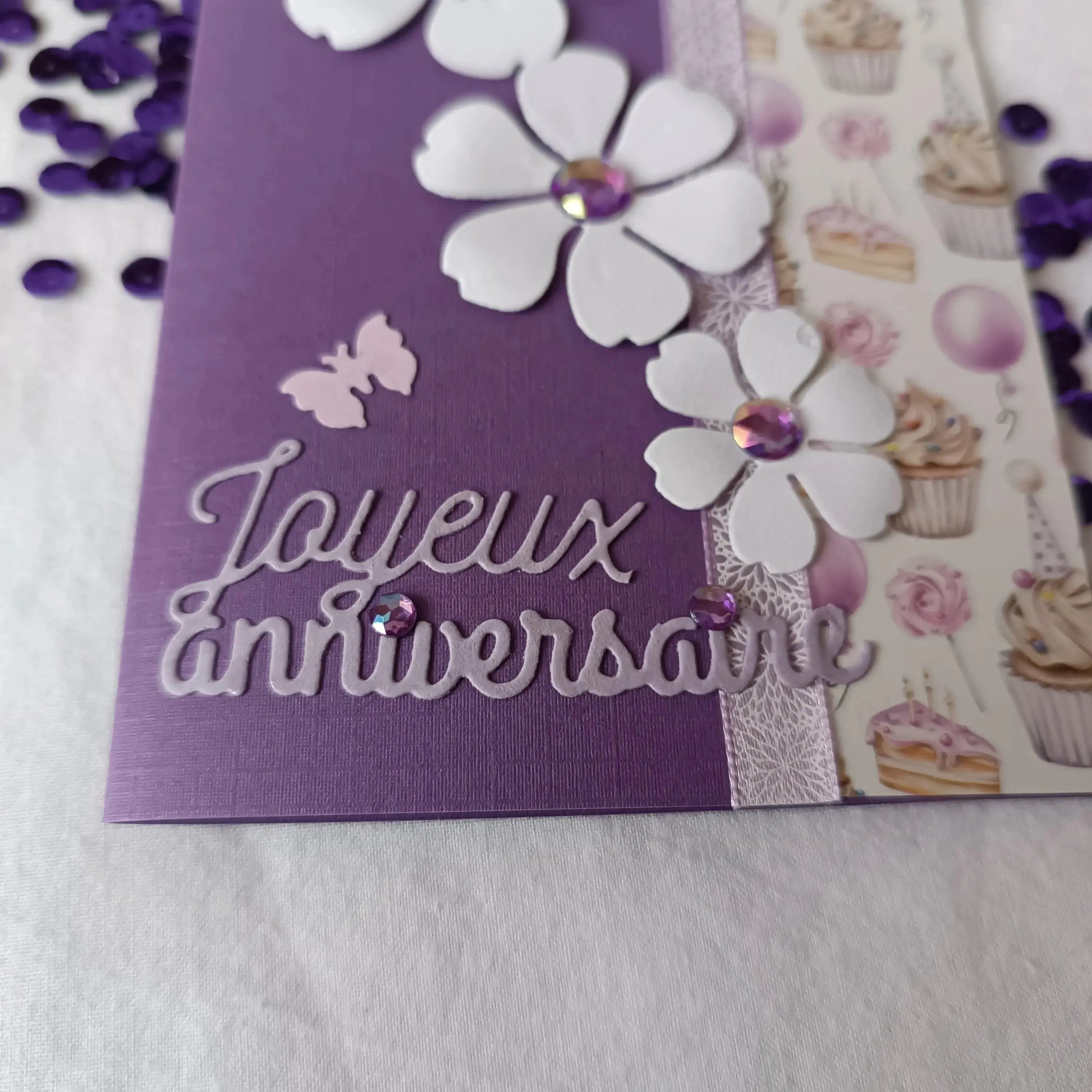 Carte anniversaire femme ou fille violette de L’Atelier de Lili la souris - carte de vœux - carte anniversaire faite main - jolie carte anniversaire - joli carte anniversaire rose - cadeau anniversaire fleurs - carte anniversaire femme - carte anniversaire fille - carte anniversaire fleurs blanche - carte anniversaire pour maman - idée cadeau anniversaire - idée cadeau femme - carte joyeux anniversaire