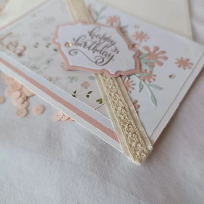 Carte anniversaire femme ou fille fleurs pastel L’Atelier de Lili la souris, carte de vœux, carte anniversaire faite main, jolie carte anniversaire, joli carte anniversaire rose, cadeau anniversaire fleurs, carte anniversaire femme, carte anniversaire fille, carte anniversaire fleurs blanche, carte anniversaire pour maman