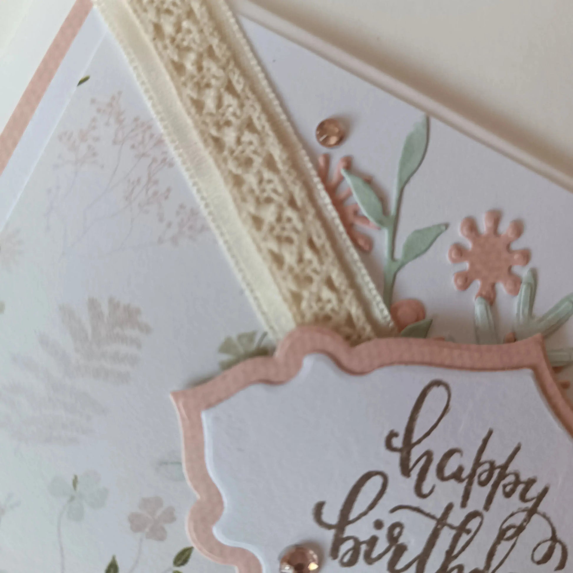 Carte anniversaire femme ou fille fleurs pastel L’Atelier de Lili la souris, carte de vœux, carte anniversaire faite main, jolie carte anniversaire, joli carte anniversaire rose, cadeau anniversaire fleurs, carte anniversaire femme, carte anniversaire fille, carte anniversaire fleurs blanche, carte anniversaire pour maman