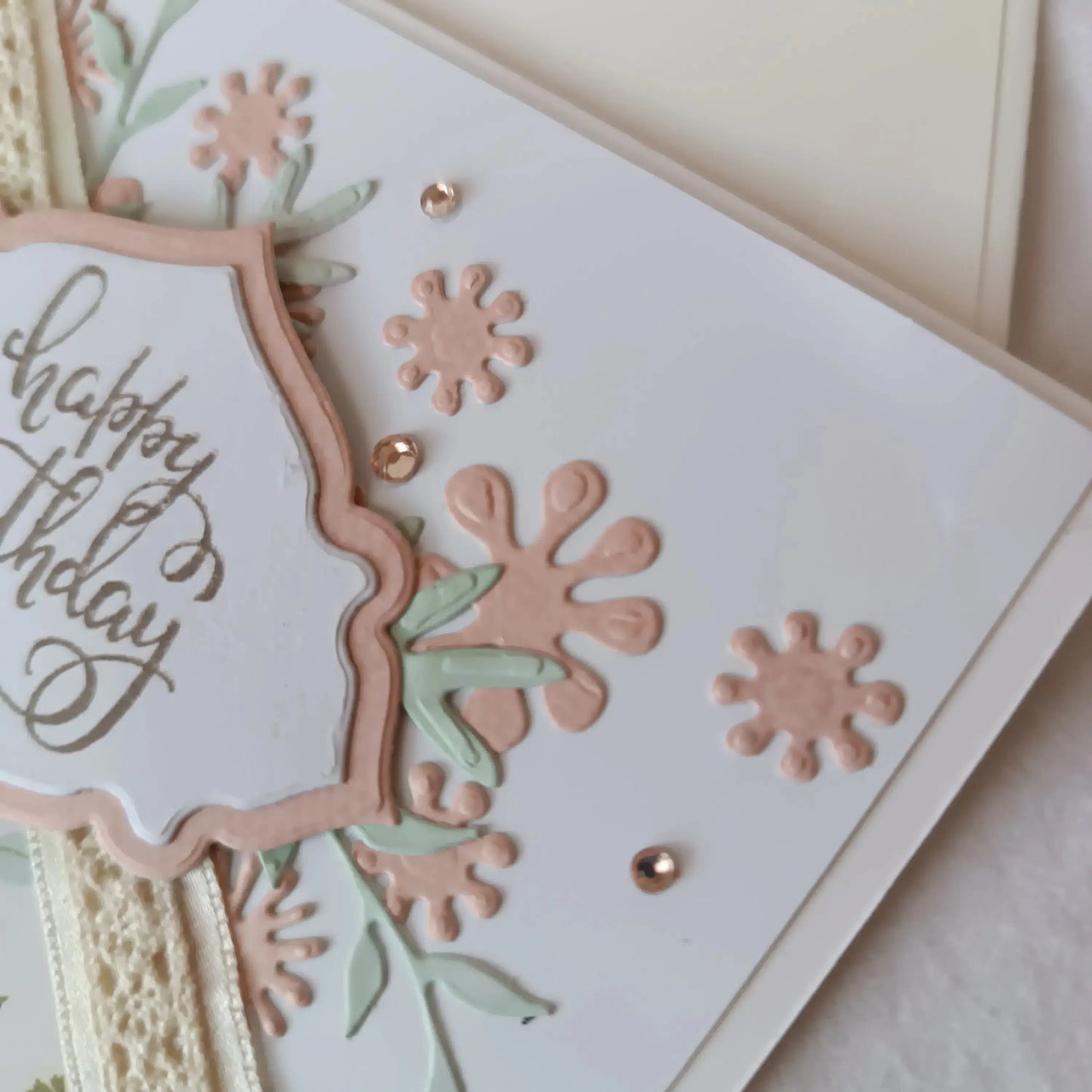 Carte anniversaire femme ou fille fleurs pastel L’Atelier de Lili la souris, carte de vœux, carte anniversaire faite main, jolie carte anniversaire, joli carte anniversaire rose, cadeau anniversaire fleurs, carte anniversaire femme, carte anniversaire fille, carte anniversaire fleurs blanche, carte anniversaire pour maman