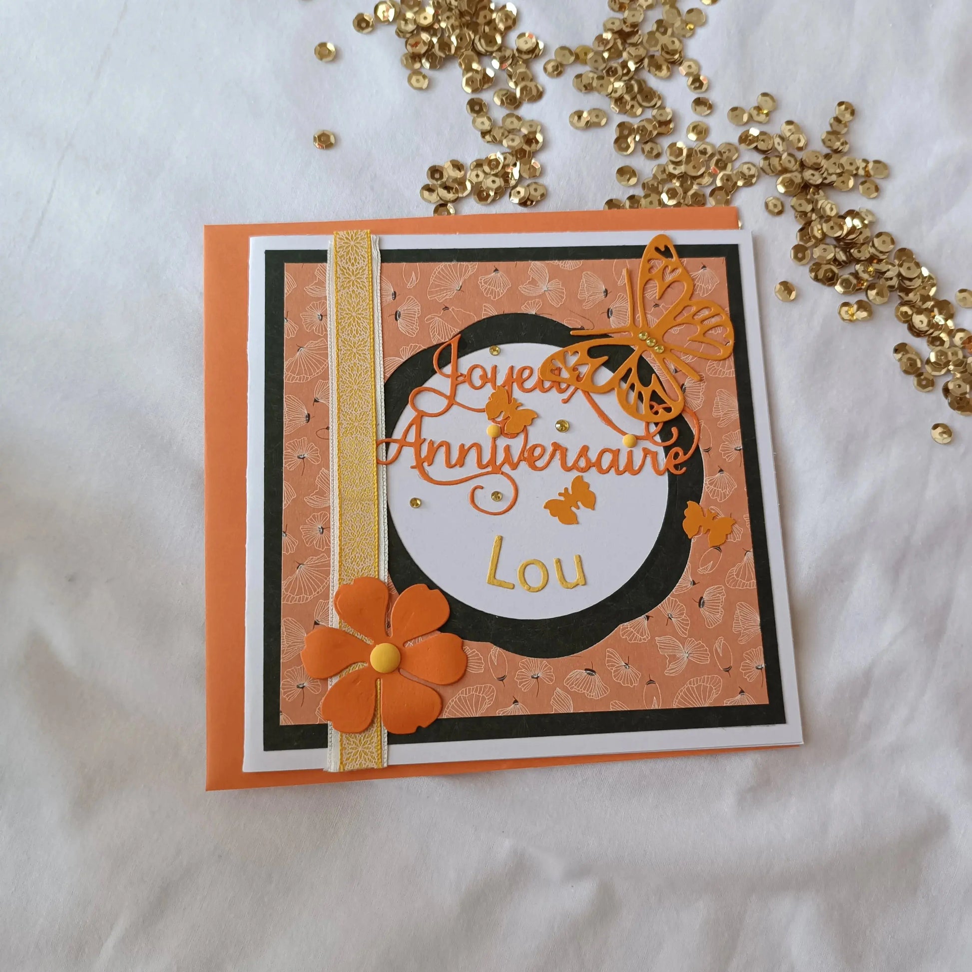 Carte anniversaire femme personnalisable orange de L'Atelier de Lili la souris, carte de vœux, jolie carte anniversaire fait main, jolie carte anniversaire, joli carte anniversaire avec prénom, cadeau anniversaire personnalisé bleu et orangé, carte anniversaire femme, carte anniversaire personnalisée, carte anniversaire personnalisée, carte anniversaire pour maman, idée cadeau anniversaire