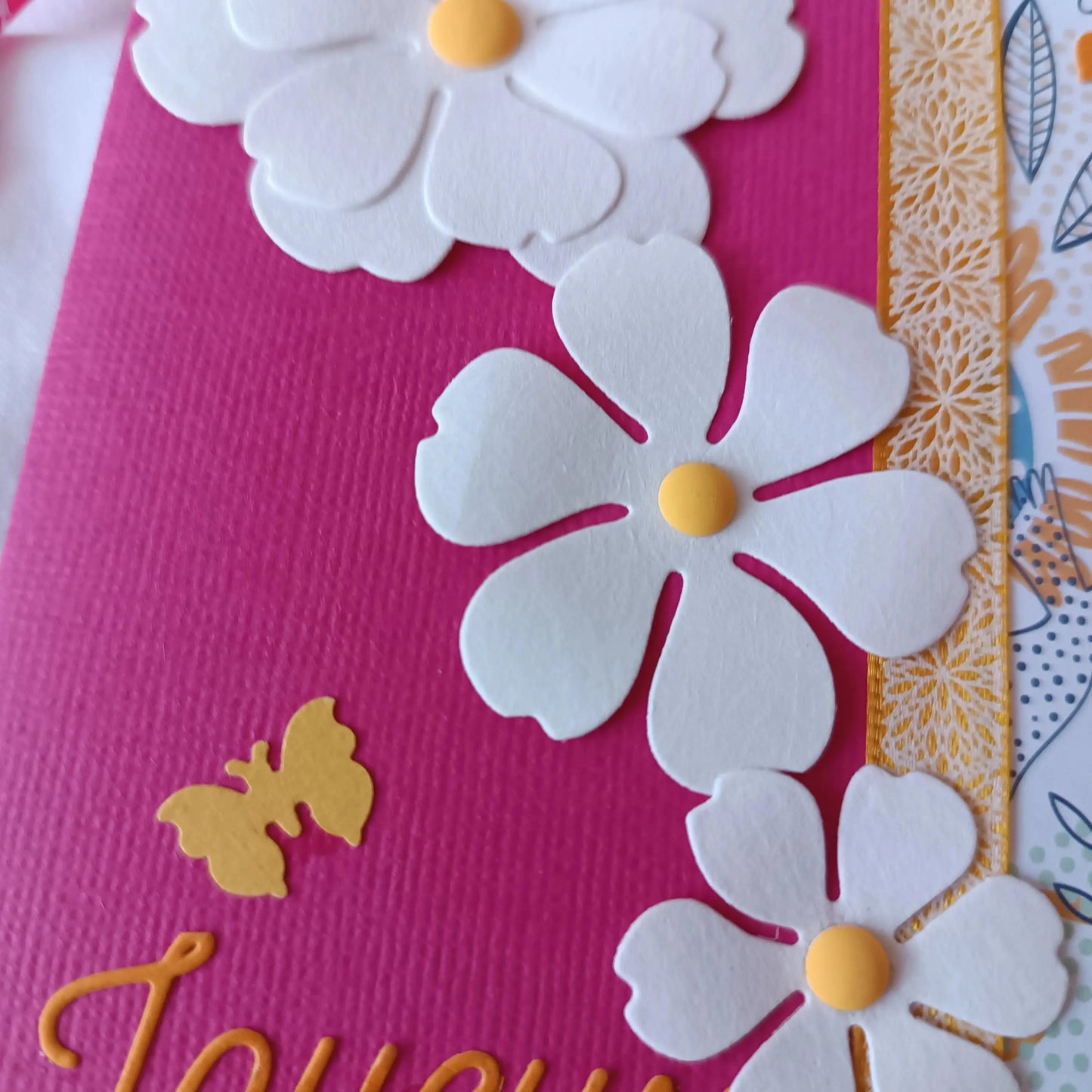 Carte anniversaire femme ou fille florale rose et jaune de L’Atelier de Lili la souris, carte de vœux, carte anniversaire faite main, jolie carte anniversaire, joli carte anniversaire rose, cadeau anniversaire fleurs, carte anniversaire femme, carte anniversaire fille, carte anniversaire fleurs blanche, carte anniversaire pour maman, idée cadeau anniversaire, idée cadeau femme