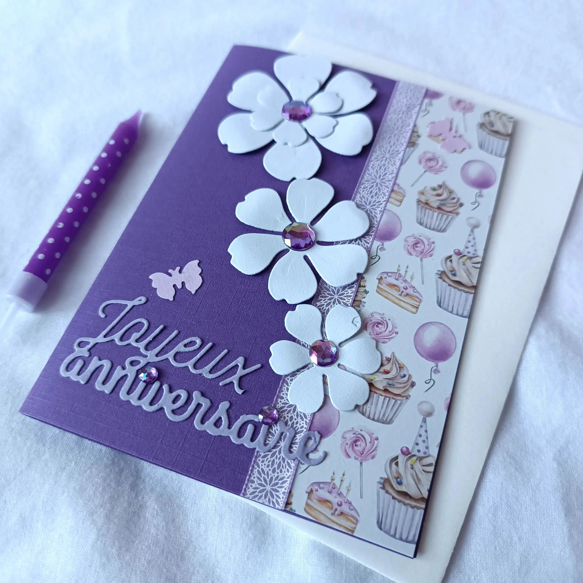 Carte anniversaire femme ou fille violette de L’Atelier de Lili la souris - carte de vœux - carte anniversaire faite main - jolie carte anniversaire - joli carte anniversaire rose - cadeau anniversaire fleurs - carte anniversaire femme - carte anniversaire fille - carte anniversaire fleurs blanche - carte anniversaire pour maman - idée cadeau anniversaire - idée cadeau femme - carte « joyeux anniversaire »