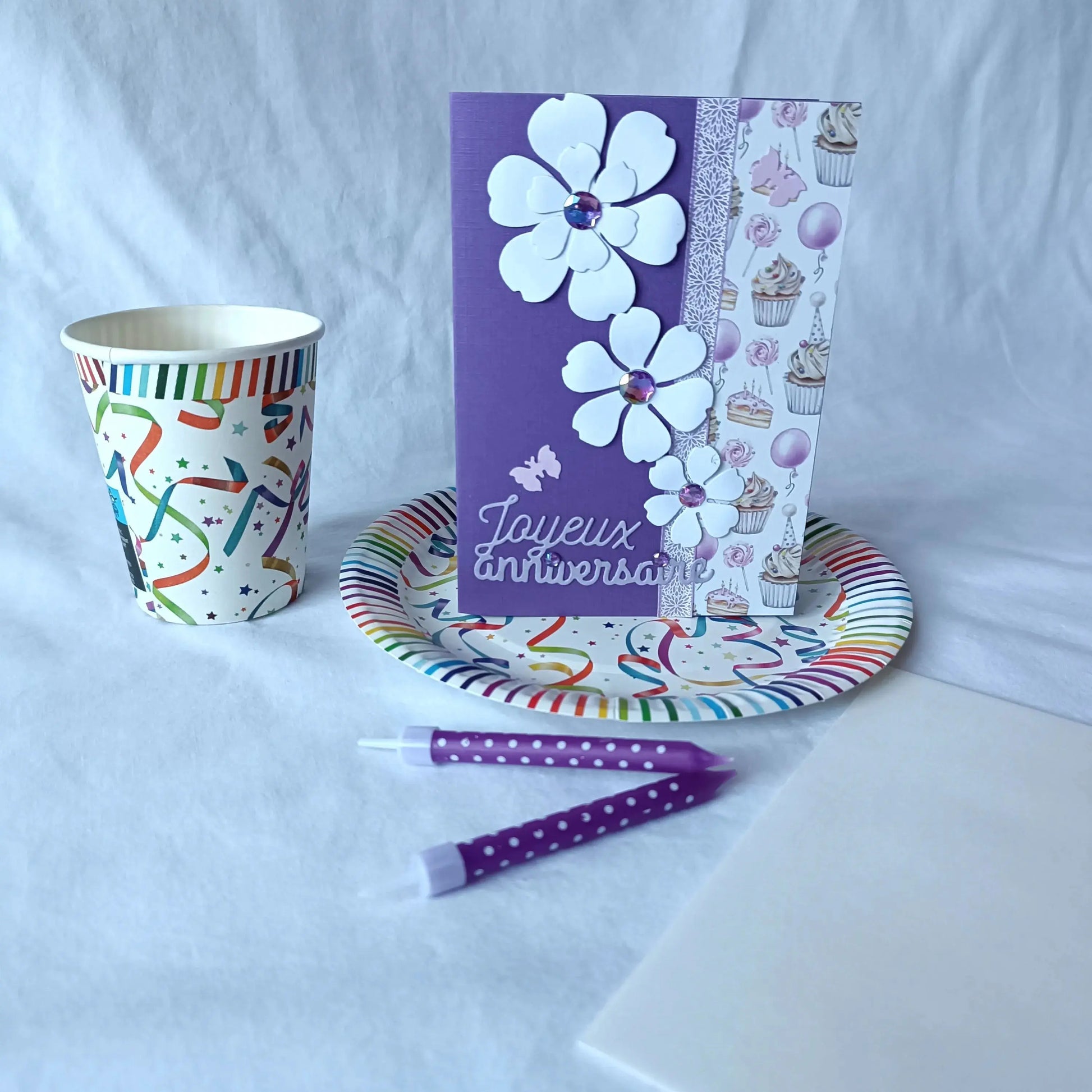 Carte anniversaire femme ou fille violette de L’Atelier de Lili la souris - carte de vœux - carte anniversaire faite main - jolie carte anniversaire - joli carte anniversaire rose - cadeau anniversaire fleurs - carte anniversaire femme - carte anniversaire fille - carte anniversaire fleurs blanche - carte anniversaire pour maman - idée cadeau anniversaire - idée cadeau femme - carte « joyeux anniversaire »