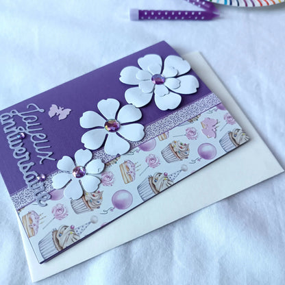 Carte anniversaire femme ou fille violette de L’Atelier de Lili la souris - carte de vœux - carte anniversaire faite main - jolie carte anniversaire - joli carte anniversaire rose - cadeau anniversaire fleurs - carte anniversaire femme - carte anniversaire fille - carte anniversaire fleurs blanche - carte anniversaire pour maman - idée cadeau anniversaire - idée cadeau femme - carte « joyeux anniversaire »