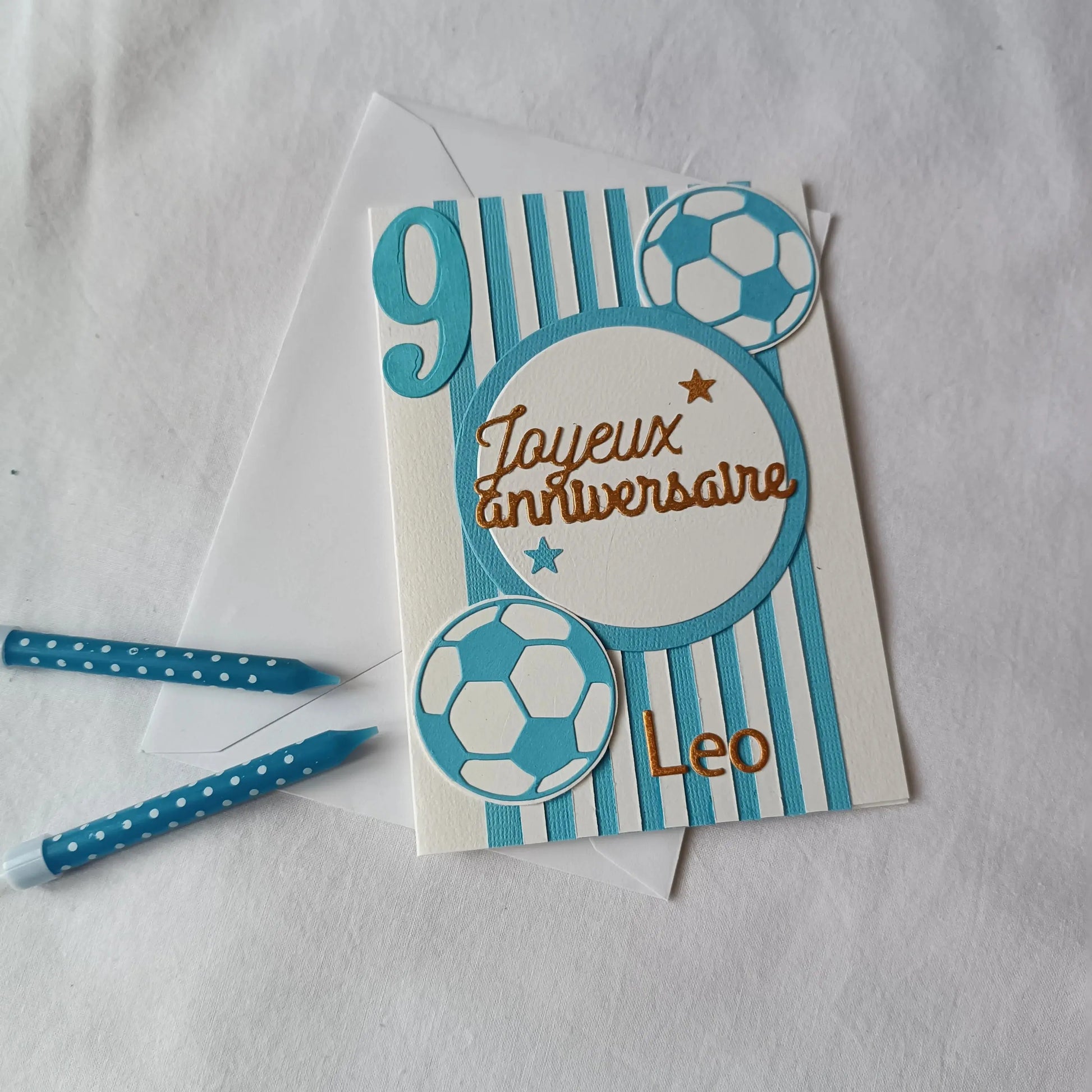 Carte anniversaire football personnalisable bleu claire et or L'Atelier de Lili la souris, carte anniversaire football, personnalisation football prénom, carte joyeux anniversaire garçon, carte anniversaire fait main, jolie carte anniversaire, joli carte anniversaire avec prénom, cadeau anniversaire personnalisé, carte anniversaire garçon, cadeau foot, carte anniversaire personnalisée, carte anniversaire pour homme, idée cadeau anniversaire