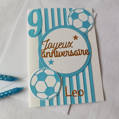 Carte anniversaire football personnalisable bleu claire et or L'Atelier de Lili la souris, carte anniversaire football, personnalisation football prénom, carte joyeux anniversaire garçon, carte anniversaire fait main, jolie carte anniversaire, joli carte anniversaire avec prénom, cadeau anniversaire personnalisé, carte anniversaire garçon, cadeau foot, carte anniversaire personnalisée, carte anniversaire pour homme, idée cadeau anniversaire