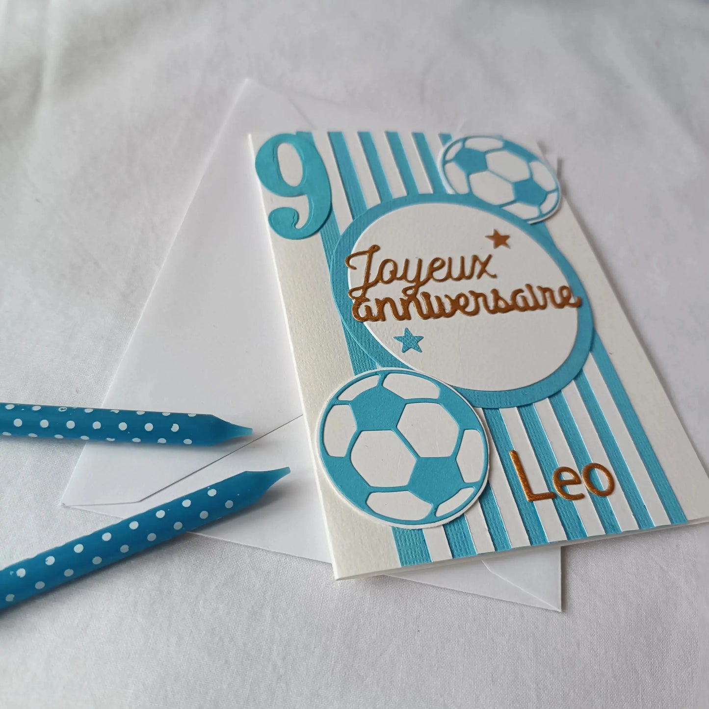 Carte anniversaire football personnalisable bleu claire et or L'Atelier de Lili la souris, carte anniversaire football, personnalisation football prénom, carte joyeux anniversaire garçon, carte anniversaire fait main, jolie carte anniversaire, joli carte anniversaire avec prénom, cadeau anniversaire personnalisé, carte anniversaire garçon, cadeau foot, carte anniversaire personnalisée, carte anniversaire pour homme, idée cadeau anniversaire