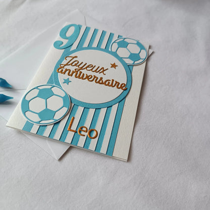 Carte anniversaire football personnalisable bleu claire et or L'Atelier de Lili la souris, carte anniversaire football, personnalisation football prénom, carte joyeux anniversaire garçon, carte anniversaire fait main, jolie carte anniversaire, joli carte anniversaire avec prénom, cadeau anniversaire personnalisé, carte anniversaire garçon, cadeau foot, carte anniversaire personnalisée, carte anniversaire pour homme, idée cadeau anniversaire