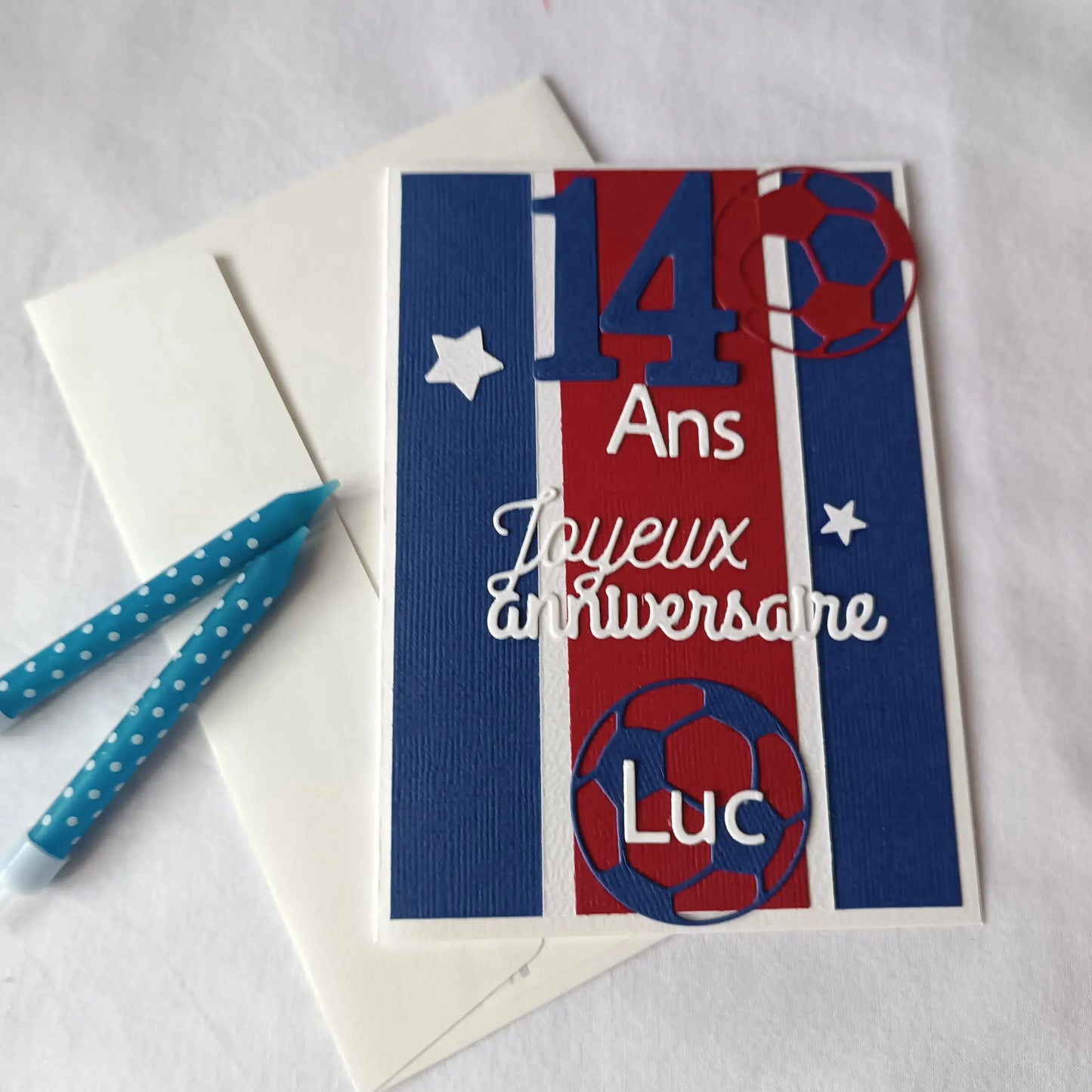 Carte anniversaire football personnalisable bleu marine  et rouge L'Atelier de Lili la souris, carte anniversaire football, personnalisation football prénom, carte joyeux anniversaire garçon, carte anniversaire fait main, jolie carte anniversaire, joli carte anniversaire avec prénom, cadeau anniversaire personnalisé, carte anniversaire garçon, cadeau foot, carte anniversaire personnalisée, carte anniversaire pour homme, idée cadeau anniversaire