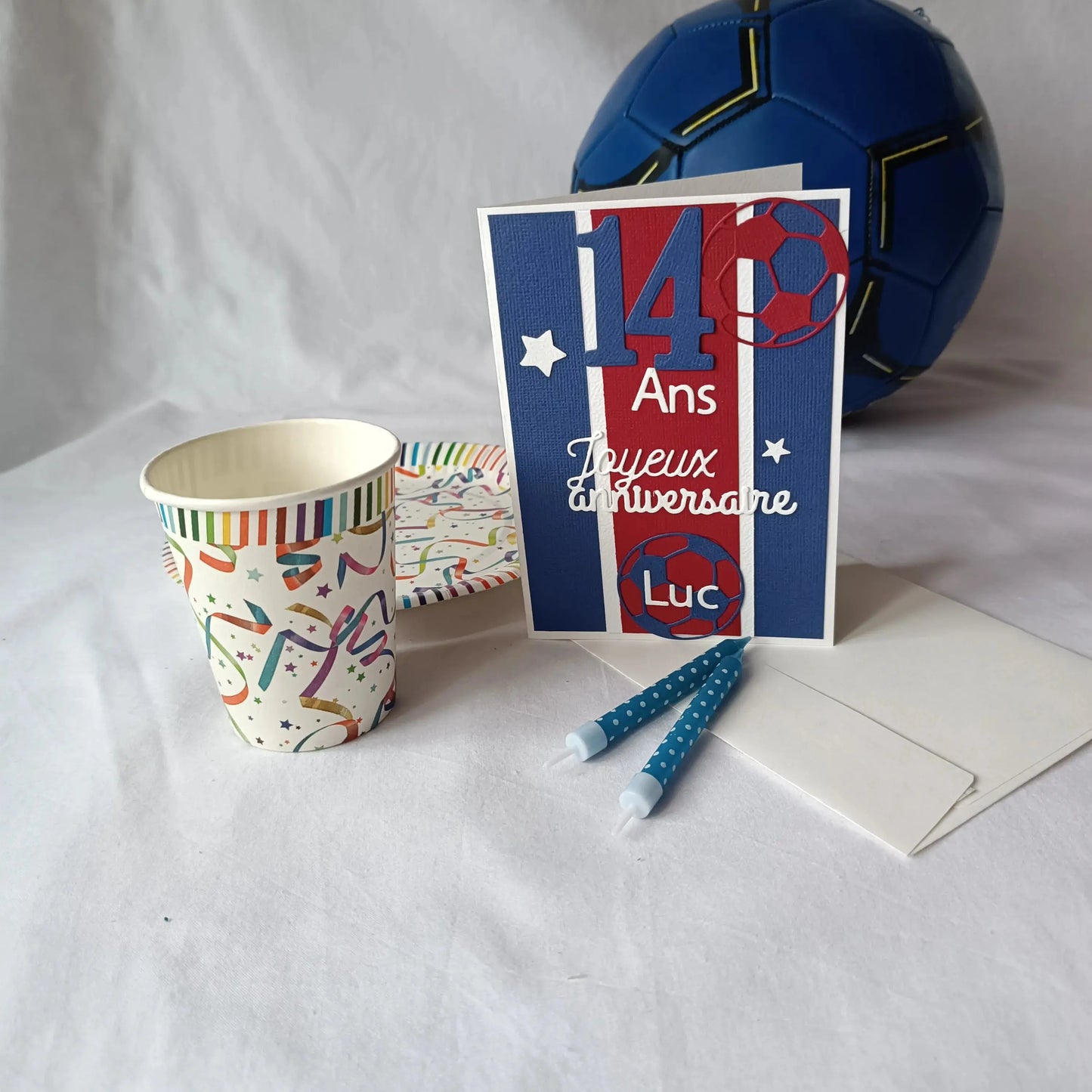 Carte anniversaire football personnalisable bleu marine  et rouge L'Atelier de Lili la souris, carte anniversaire football, personnalisation football prénom, carte joyeux anniversaire garçon, carte anniversaire fait main, jolie carte anniversaire, joli carte anniversaire avec prénom, cadeau anniversaire personnalisé, carte anniversaire garçon, cadeau foot, carte anniversaire personnalisée, carte anniversaire pour homme, idée cadeau anniversaire