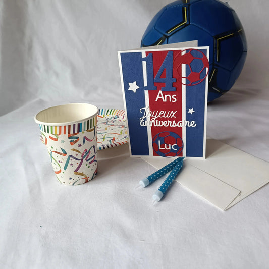 Carte anniversaire football personnalisable bleu marine  et rouge L'Atelier de Lili la souris, carte anniversaire football, personnalisation football prénom, carte joyeux anniversaire garçon, carte anniversaire fait main, jolie carte anniversaire, joli carte anniversaire avec prénom, cadeau anniversaire personnalisé, carte anniversaire garçon, cadeau foot, carte anniversaire personnalisée, carte anniversaire pour homme, idée cadeau anniversaire