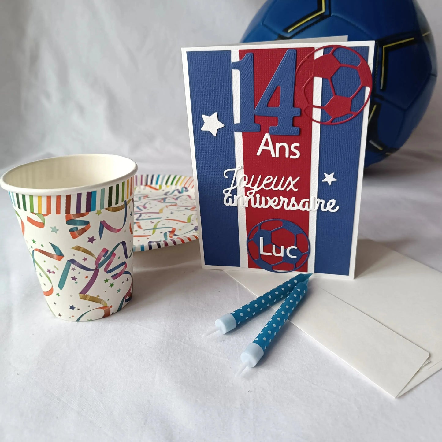 Carte anniversaire football personnalisable bleu marine  et rouge L'Atelier de Lili la souris, carte anniversaire football, personnalisation football prénom, carte joyeux anniversaire garçon, carte anniversaire fait main, jolie carte anniversaire, joli carte anniversaire avec prénom, cadeau anniversaire personnalisé, carte anniversaire garçon, cadeau foot, carte anniversaire personnalisée, carte anniversaire pour homme, idée cadeau anniversaire