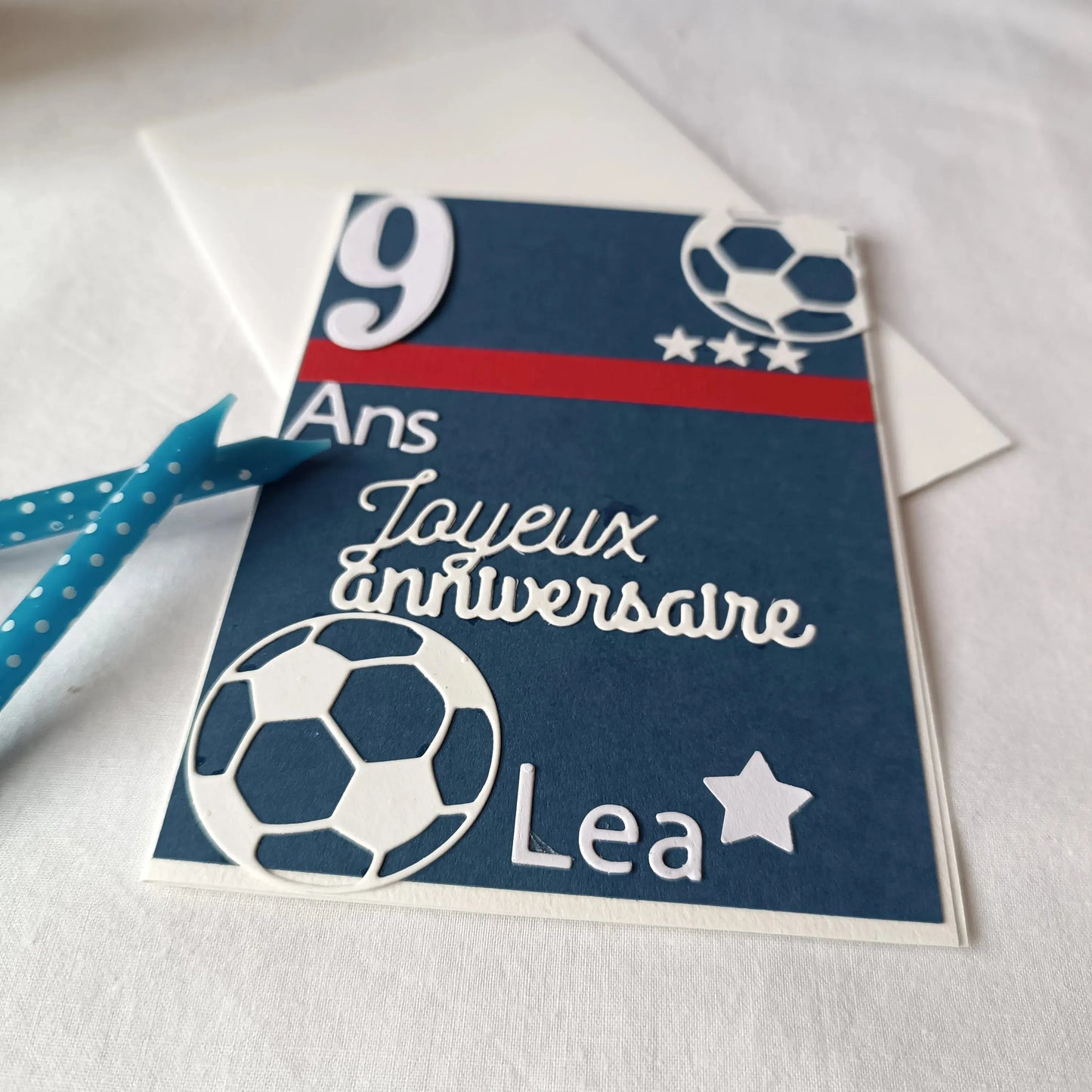 Carte anniversaire football personnalisable bleue marine de l'Atelier de Lili la souris / carte anniversaire football / personnalisation football prénom / carte joyeux anniversaire garçon / carte anniversaire fait main / jolie carte anniversaire / joli carte anniversaire avec prénom / cadeau anniversaire personnalisé / carte anniversaire garçon / cadeau foot / carte anniversaire personnalisée / carte anniversaire pour homme / idée cadeau anniversaire / idée cadeau garçon / carte « joyeux anniversaire »