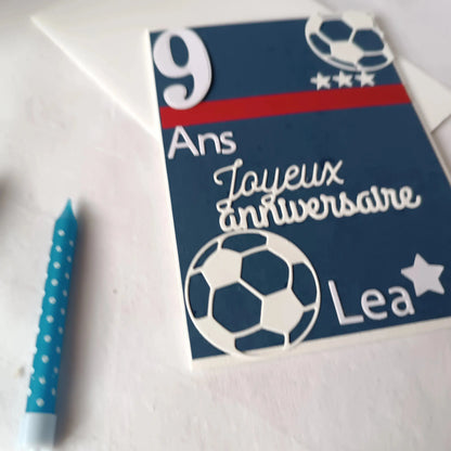 Carte anniversaire football personnalisable bleue marine de l'Atelier de Lili la souris / carte anniversaire football / personnalisation football prénom / carte joyeux anniversaire garçon / carte anniversaire fait main / jolie carte anniversaire / joli carte anniversaire avec prénom / cadeau anniversaire personnalisé / carte anniversaire garçon / cadeau foot / carte anniversaire personnalisée / carte anniversaire pour homme / idée cadeau anniversaire / idée cadeau garçon / carte « joyeux anniversaire »