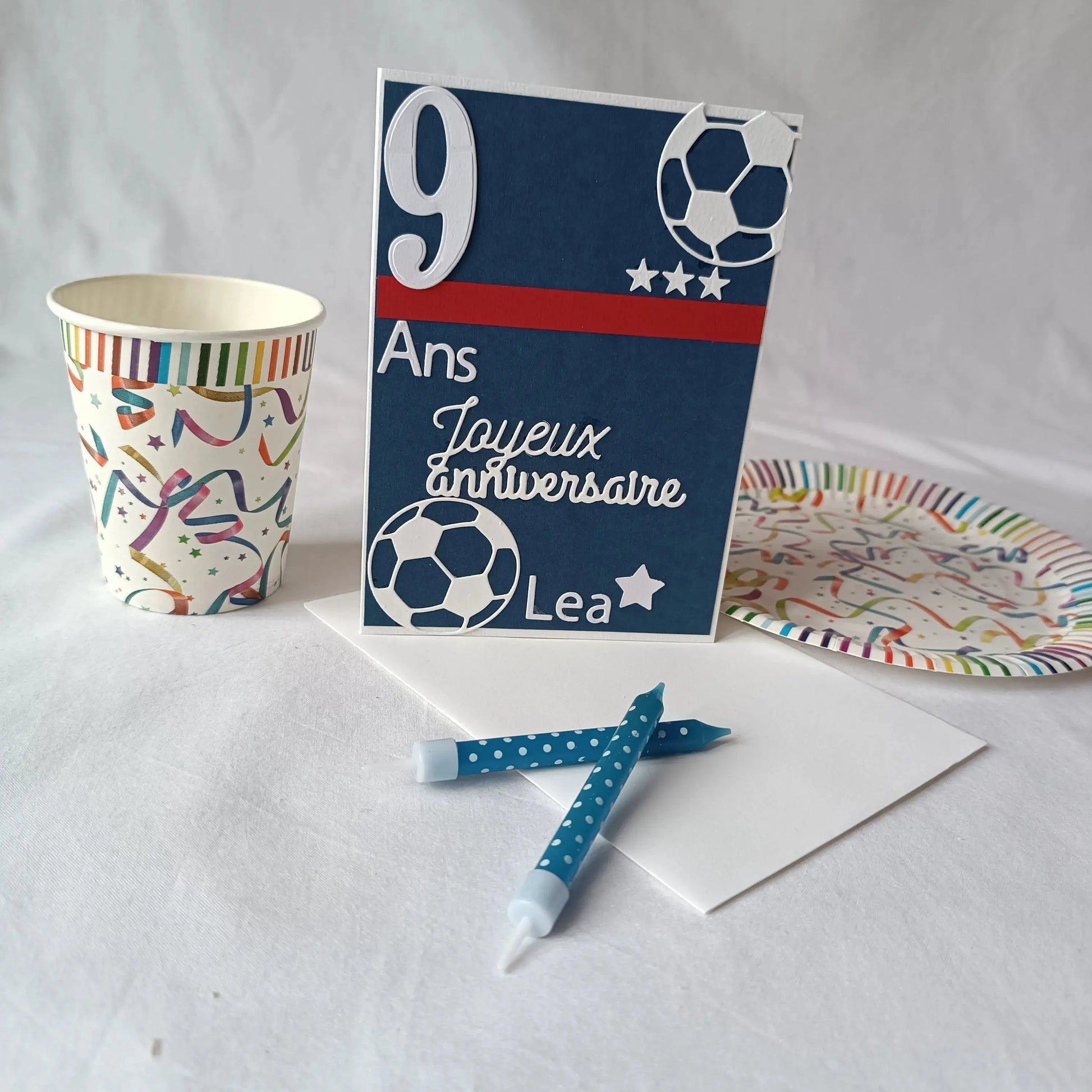 Carte anniversaire football personnalisable bleue marine de l'Atelier de Lili la souris / carte anniversaire football / personnalisation football prénom / carte joyeux anniversaire garçon / carte anniversaire fait main / jolie carte anniversaire / joli carte anniversaire avec prénom / cadeau anniversaire personnalisé / carte anniversaire garçon / cadeau foot / carte anniversaire personnalisée / carte anniversaire pour homme / idée cadeau anniversaire / idée cadeau garçon / carte « joyeux anniversaire »