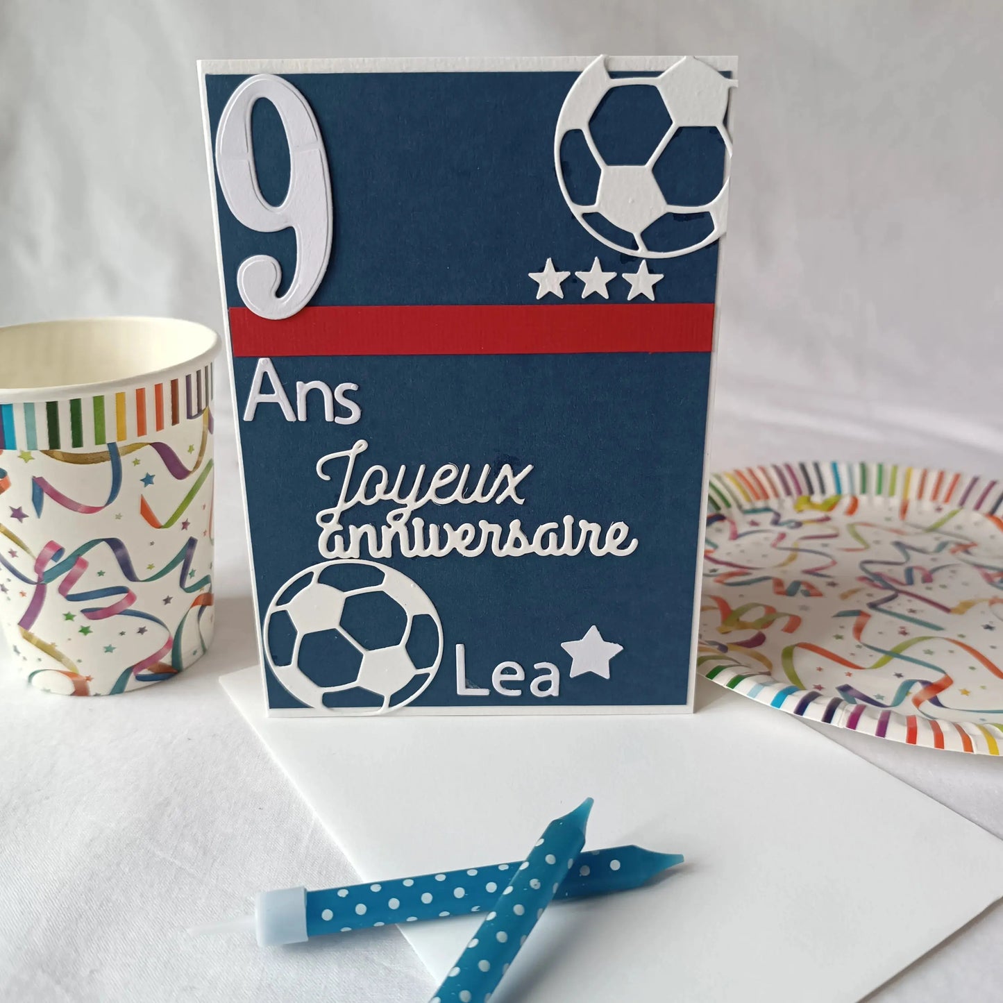 Carte anniversaire football personnalisable bleue marine de l'Atelier de Lili la souris / carte anniversaire football / personnalisation football prénom / carte joyeux anniversaire garçon / carte anniversaire fait main / jolie carte anniversaire / joli carte anniversaire avec prénom / cadeau anniversaire personnalisé / carte anniversaire garçon / cadeau foot / carte anniversaire personnalisée / carte anniversaire pour homme / idée cadeau anniversaire / idée cadeau garçon / carte « joyeux anniversaire »